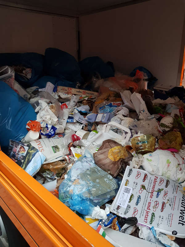 Viele öffentliche Mülleimer werden mit privatem Restmüll vollgestopft. (Foto: Stadtverwaltung Neustadt)