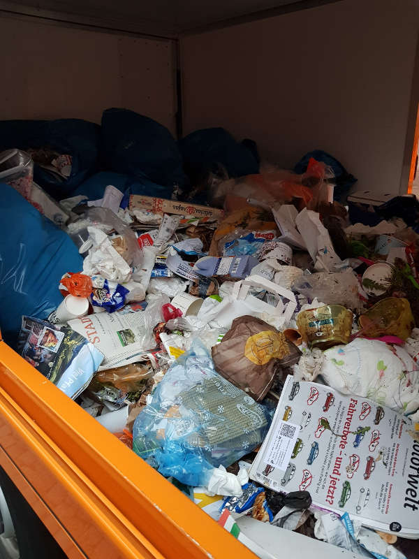 Viele öffentliche Mülleimer werden mit privatem Restmüll vollgestopft. (Foto: Stadtverwaltung Neustadt)