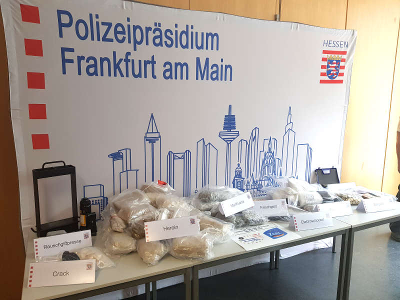 Sichergestellte Drogen und Waffen (Foto: Stadt Frankfurt)