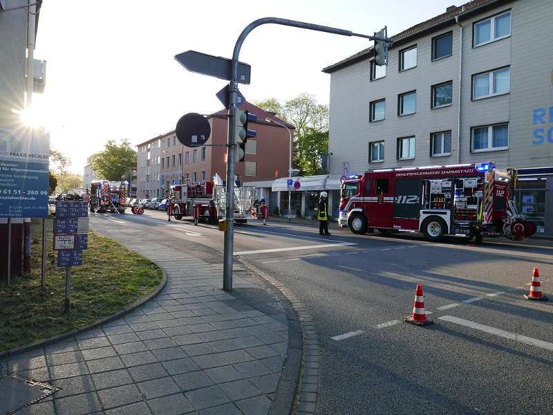 Straßensperrung wegen des Feuerwehreinsatzes (Foto: Feuerwehr Darmstadt)
