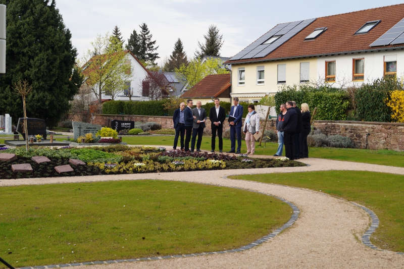 Am Montag weihten OB Sebastian Schrempp sowie Vertreter des friedhofsgärtnerischen Berufsstandes das neue Bestattungsangebot in Rheinstetten ein. (Foto: Stadt Rheinstetten)