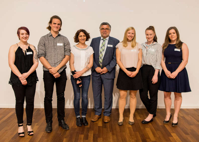 Bürgermeister Hans-Jürgen Heiß überreichte den besten Auszubildenden Heidelbergs den Ausbildungspreis (von links): Lena Gieser, Nicolas Hoffmann, Katharina Pickert, Nina Ritz, Katrin Weber und Sophia Zeisberger. Auf dem Bild fehlt Marc Brendel. (Foto: Tobias Dittmer)