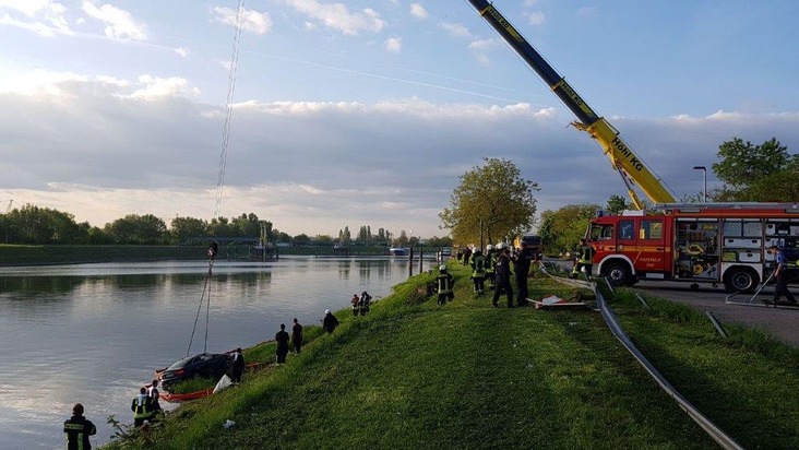 Ein Kran zieht das Auto aus dem Rhein - Speyer