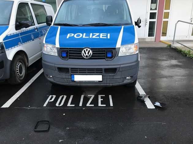 Beschädigtes Fahrzeug vor der Bundespolizeiinspektion