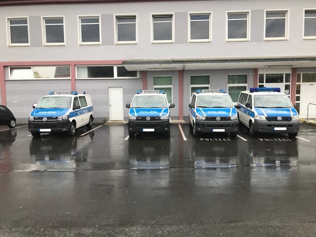 Beschädigte Fahrzeuge vor der Bundespolizeiinspektion