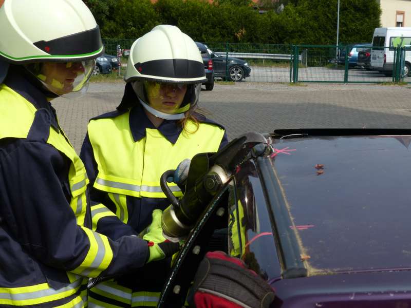 Übung mit hydraulischem Rettungsgerät (Foto: Feuerwehr Neustadt)