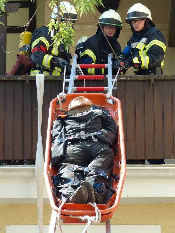 Personenrettung über eine tragbare Leiter (Foto: Feuerwehr Neustadt)