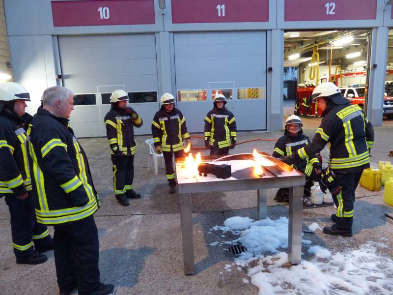 Löschmaßnahmen an einem Schaumsimulator (Foto: Feuerwehr Neustadt)