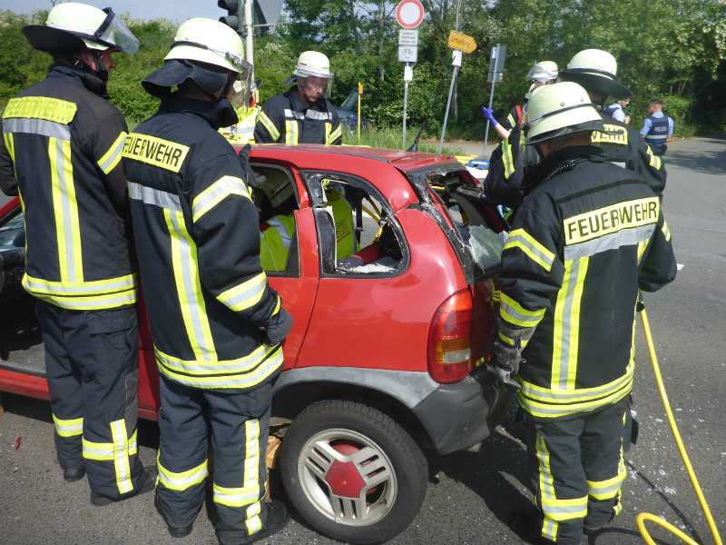 Zwei Personen wurden von der Feuerwehr aus dem PKW gerettet (Foto: Feuerwehr Mainz)