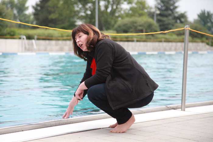 Jutta Steinruck prüft die Wassertemperatur. Laut Badeverwaltung 21 bis 24 Grad