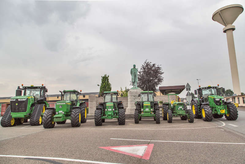 Traktoren vor Lanz-Denkmal (Foto: John Deere GmbH & Co. KG)