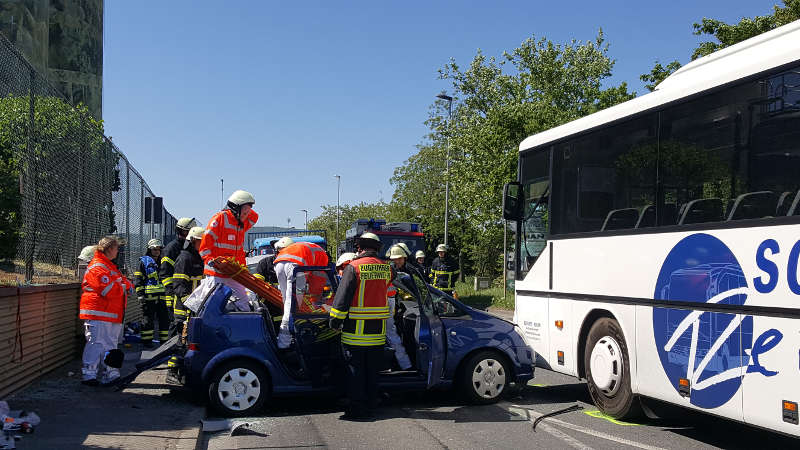 Patientenrettung aus dem beteiligten PKW (Foto: Feuerwehr Bad Kreuznach)