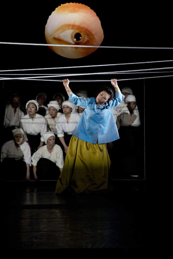 „Vermeer“ (Oper) mit Hye-Sung Na (Catharina Bolnes), Damenchor (Foto: Sebastian Bühler)