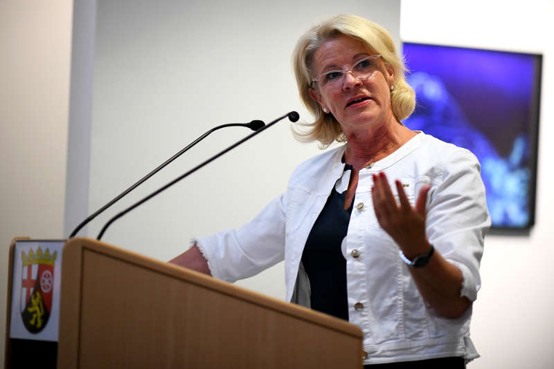 Vizepräsidentin Astrid Schmitt eröffnet die Ausstellung (Foto: Landtag Rheinland-Pfalz/Andreas Linsenmann)