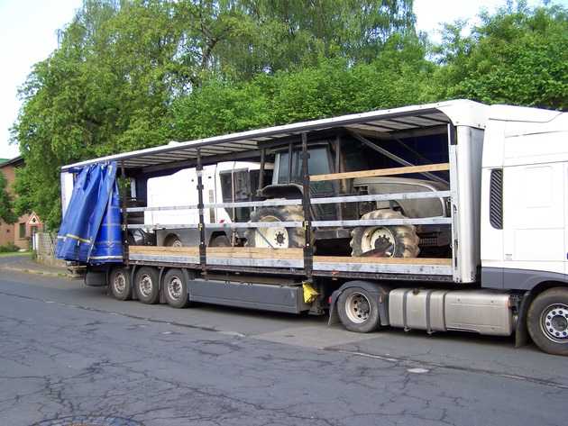 LKW mit "wilder" Beladung