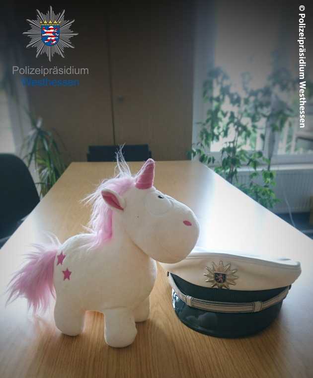 Einhorn mit Polizeimütze