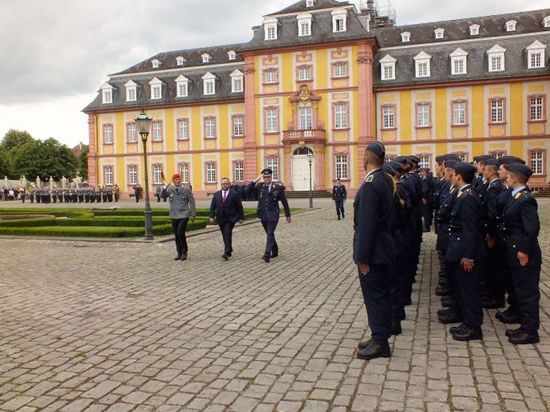 Abschreiten der Front (Foto: Bundeswehr/Frank Wiedemann)