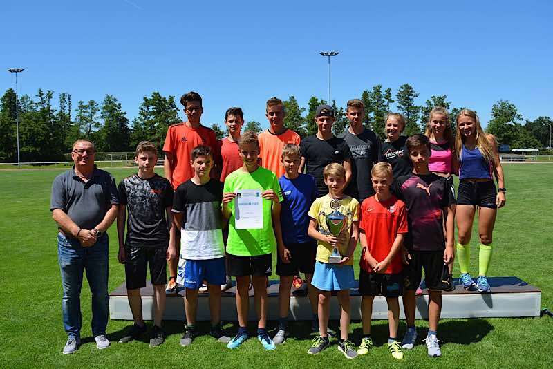 Der Wanderpokal JU 14 ging an die IGS Rheinzabern (Foto: Kreisverwaltung Germersheim)