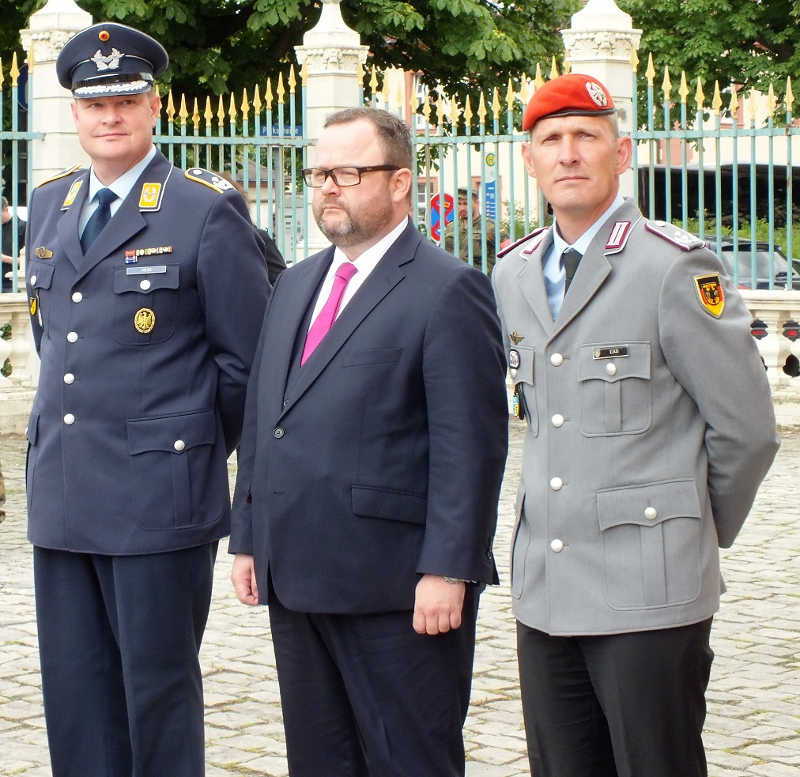 Die Kommandeure OTL Martin Hess (l.) und OTL Maik Erb und MdB Dr. Christian Jung (Foto: Bundeswehr/Frank Wiedemann)