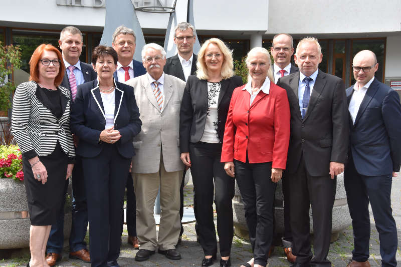 Das neue LSB-Präsidium (v.l.): Claudia Altwasser (Vizepräsidentin Gesellschaftspolitik), Helmut Graf von Moltke (Präsident Sportbund Rheinhessen), Elke Rottmüller (Präsidentin Sportbund Pfalz), Dr. Ulrich Becker (Vizepräsident Bildung), Walter Desch (Vizepräsident Kommunikation), Prof. Dr. Lutz Thieme (Präsident), Karin Beckhaus (Vizepräsidentin Finanzen), Monika Sauer (Präsidentin Sportbund Rheinland), Jochen Borchert (Vizepräsident Leistungssport), Dieter Krieger (Vizepräsident Sportentwicklung), Christof Palm (Sprecher der Geschäftsführung). (Foto: LSB)