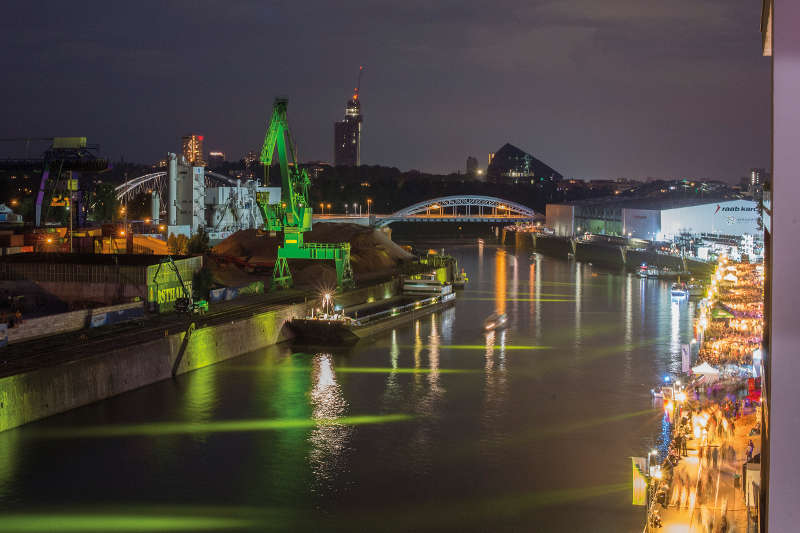 Das Hafenbecken während des Osthafen-Festivals 2016 (Foto: Salome Roessler)