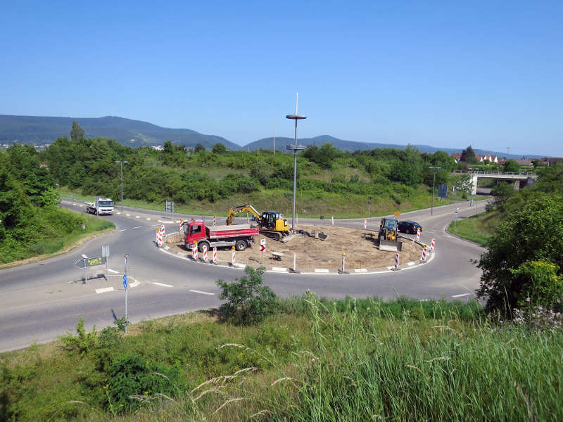 Die Steine wurden vom Kreisel in Mußbach entfernt, demnächst blühen dort bunte Blumen. (Foto: Stadtverwaltung Neustadt)