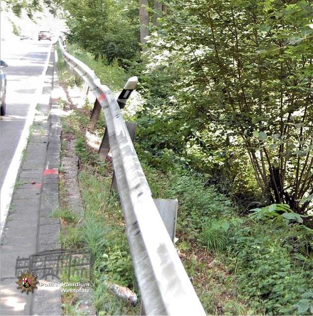 Wer hat das Fahrzeug gesehen, das am Mittwochvormittag an der Steigungsstrecke zwischen Kaiserslautern und Morlautern die Schutzplanke beschädigt hat?