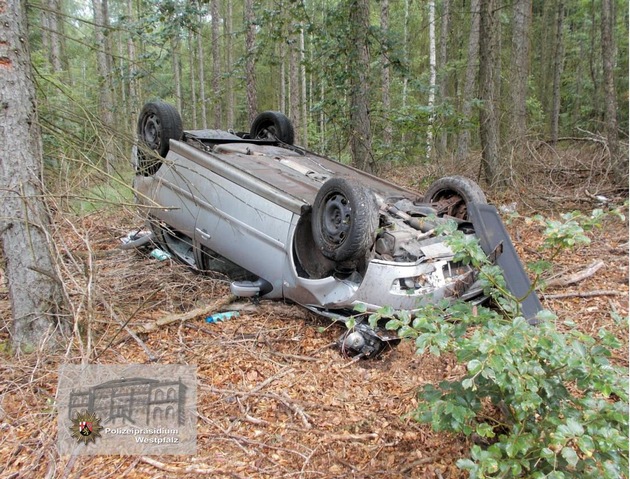 Der Pkw überschlug sich mehrfach und blieb schließlich 30 Meter abseits der Straße im Wald liegen.