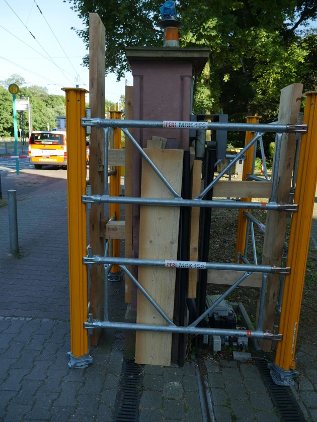 Einsatz der Frankfurter Feuerwehr zur Abstützung von beschädigten Säulen