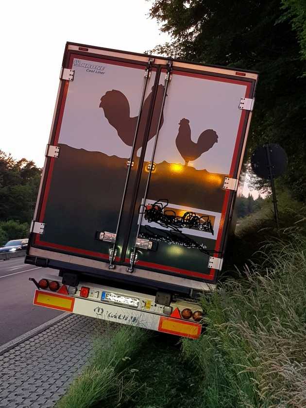 Sattelzug kippt in Graben, Ruhezeit mit Alkohol Sattelzug Rückansicht