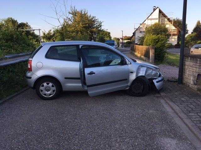 Strassenlaterne und verunfalltes Auto