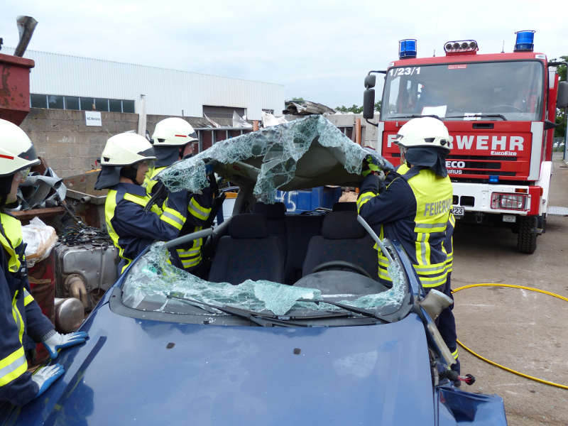 Dachöffnung eines verunfallten PKW (Foto: Clemens Litty)