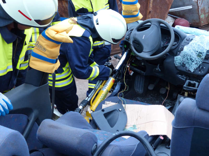 Korrektes Arbeiten mit einem Rettungszylinder (Foto: Clemens Litty)