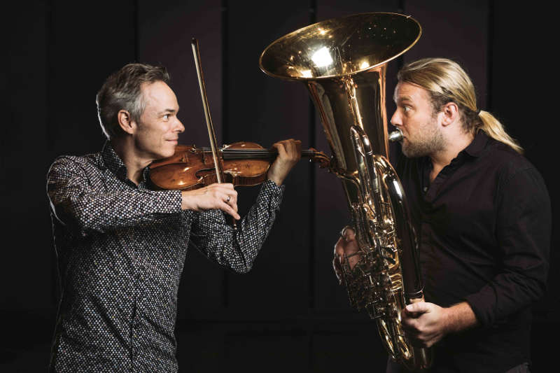 Die Gegensätzlichkeiten des Klangs lassen das Konzert „Stradihumpa“ mit Andreas Martin Hofmeir (Tuba) und Benjamin Schmid (Violine) zu einem Erlebnis werden. (Foto: Wolfgang Lienbacher)