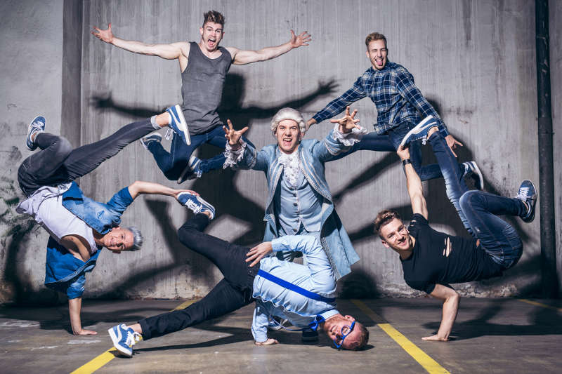 Klassik meets Breakdance: Echo-Klassik-Preisträger Christoph Hagel begleitet am Flügel die zweifachen Breakdance-Weltmeister DDY aus Bayreuth zur Musik des Salzburger Wunderkindes Wolfgang Amadeus Mozart (Foto: Flownmary.de)