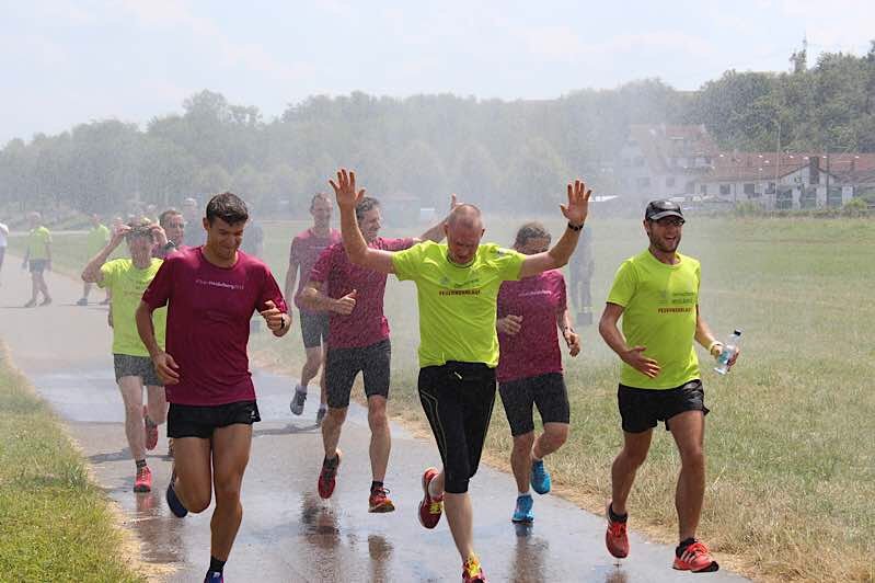 Eine erfrischende Dusche (Foto: Berufsfeuerwehr Heidelberg)