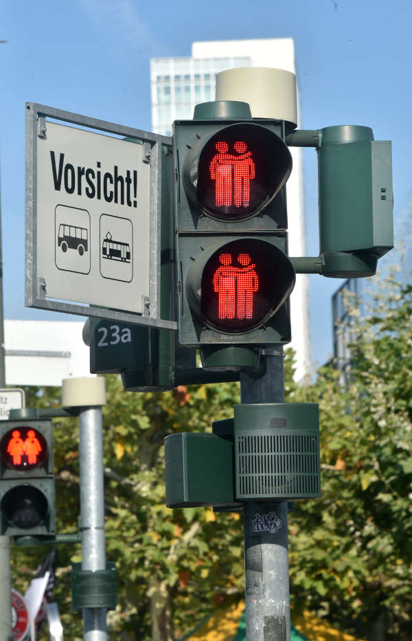 Schwul-lesbische Ampelpärchen an der Konstablerwache (Foto: Stadt Frankfurt/Rainer Rüffer)