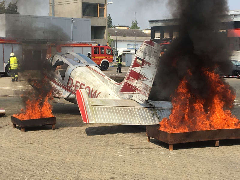 Das brennende Flugzeug (Foto: Feuerwehr Speyer)