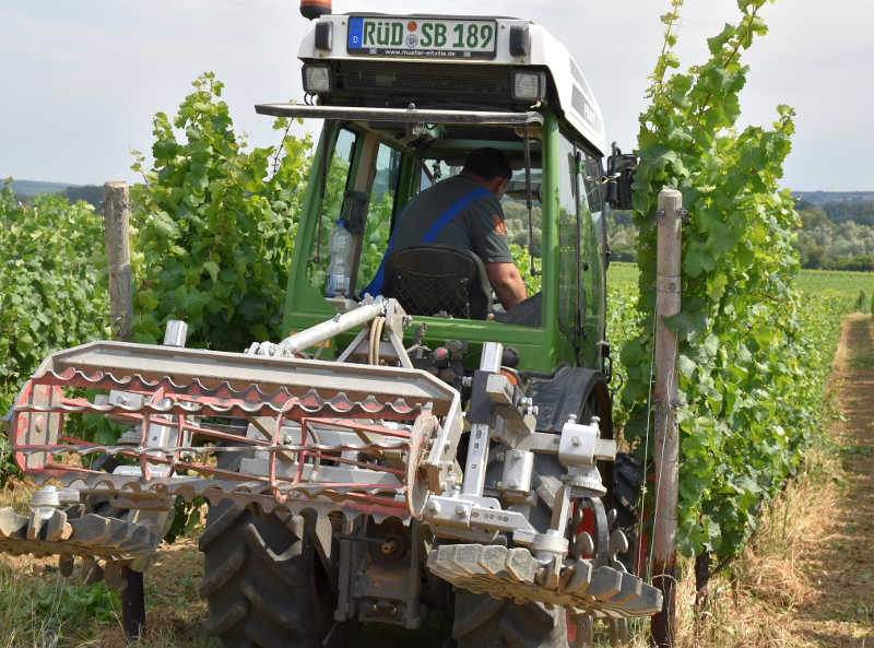 Ein Traktor mit verschiedenen mechanischen Aufbauten wird vorgeführt. (Foto: RP Darmstadt)