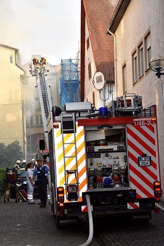 Anspruchsvoller Einsatz in der engen Landauer Altstadt: In der Kronstraße kam es am Samstagabend zu einem Wohnhausbrand. (Foto: Stadt Landau in der Pfalz)