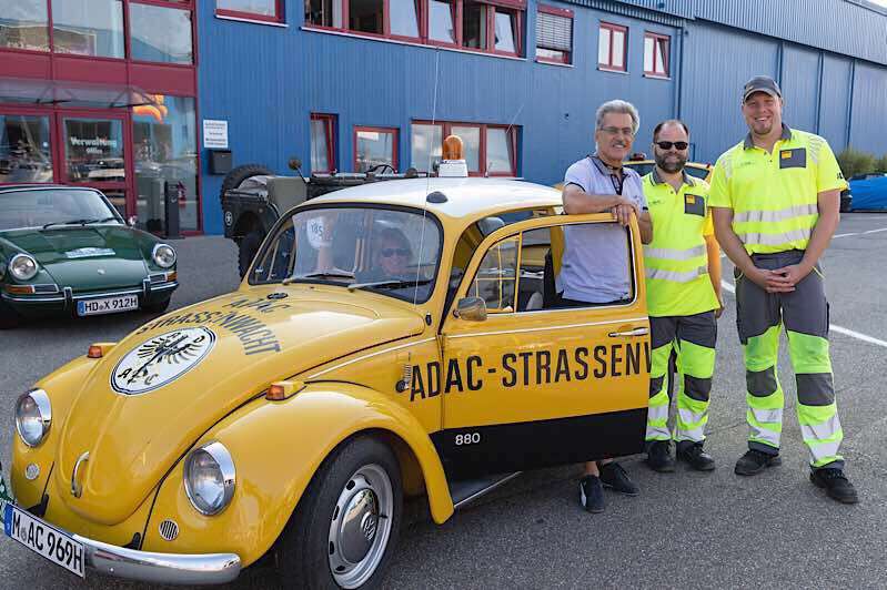 Prof. Dr. Mario Theissen, FIVA Senior Vice President fuhr die erste Etappe im original Straßenwachtkäfer selbst, mit seiner Ehefrau als versierte Beifahrerin. Am zweiten Tag durfte eine über Facebook ausgeloste Teilnehmerin dem Fahrer Oliver Hamrich die Strecke aus dem umfangreichen Bordbuch vorgeben. Die zwei Gelben Engel standen den Rallye-Teilnehmern und ihren Fahrzeugen für kleinere Reparaturen mit einem aktuellen Fahrzeug zur Seite und bewiesen viel Fingerspitzengefühl bei den „älteren, vierrädrigen Patienten“, teilweise unter den heißen Temperaturen zu leiden hatten. (Foto: ADAC/Luca Siermann)