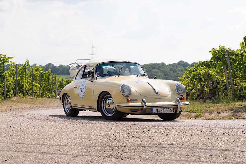 Im Porsche 356 SC, Bj. 1964, fuhren Willy und Christa Eisinger zum Sieg. (Foto: ADAC/Luca Siermann)