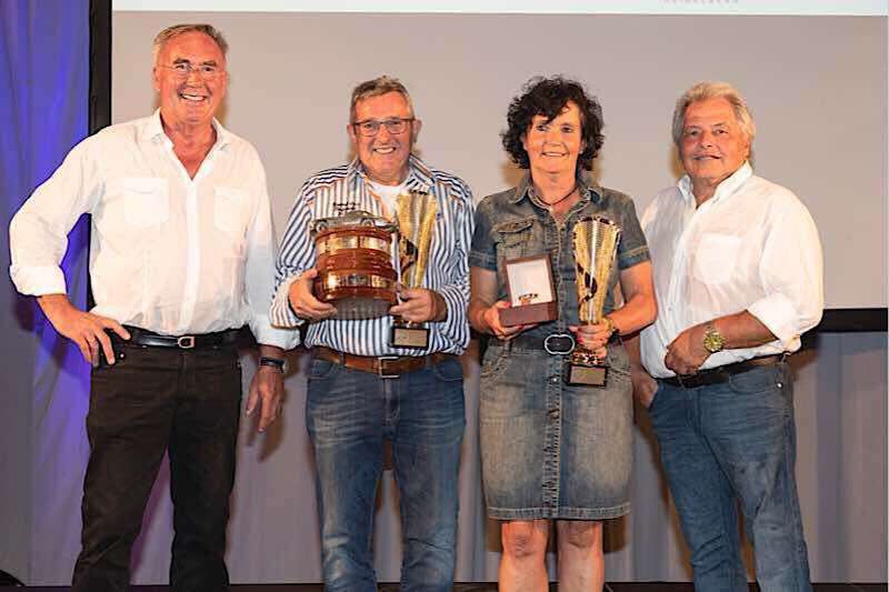 Vorsitzender Günther Bolich (l.) und Sportleiter Jürgen Fabry (r.) vom ADAC Nordbaden gratulierten Willy und Christa Eisinger zum ersten Platz in der Gesamtwertung. (Foto: ADAC/Luca Siermann)