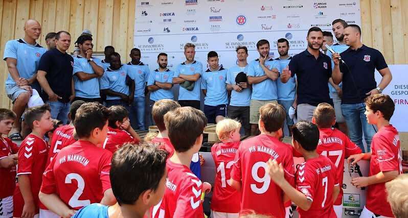 Die 1. Mannschaft des VfR zeigte Verbundenheit zur Nachwuchsabteilung (Foto: VfR Mannheim)