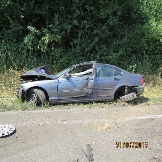 Beschädigter BMW nach dem Zusammenstoß mit zwei anderen Fahrzeugen auf der A5