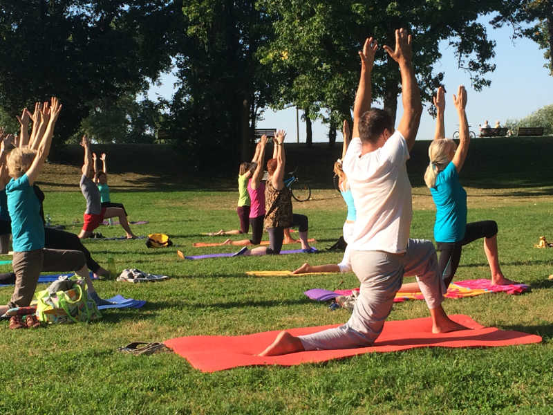 Yoga im Park (Foto: BCRN)