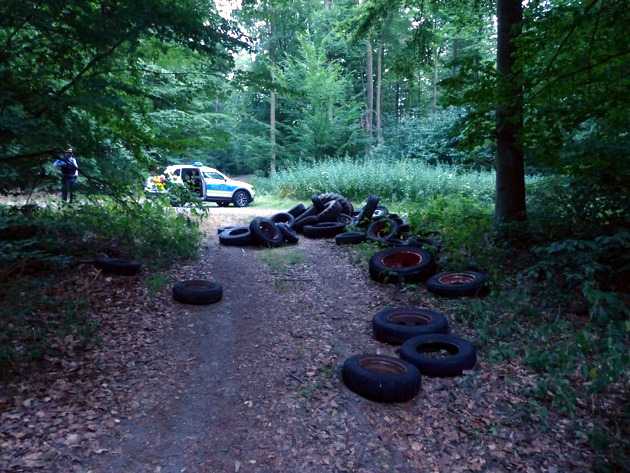 Beschämend - Illegal abgelagerte Reifen im Wald