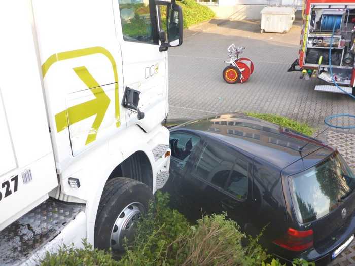 Der LKW hat den PKW zusammengeschoben