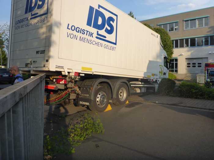 Der LKW schob sich durch den Zaun einer Spedition