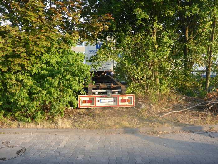 LKW hängt an der Böschung